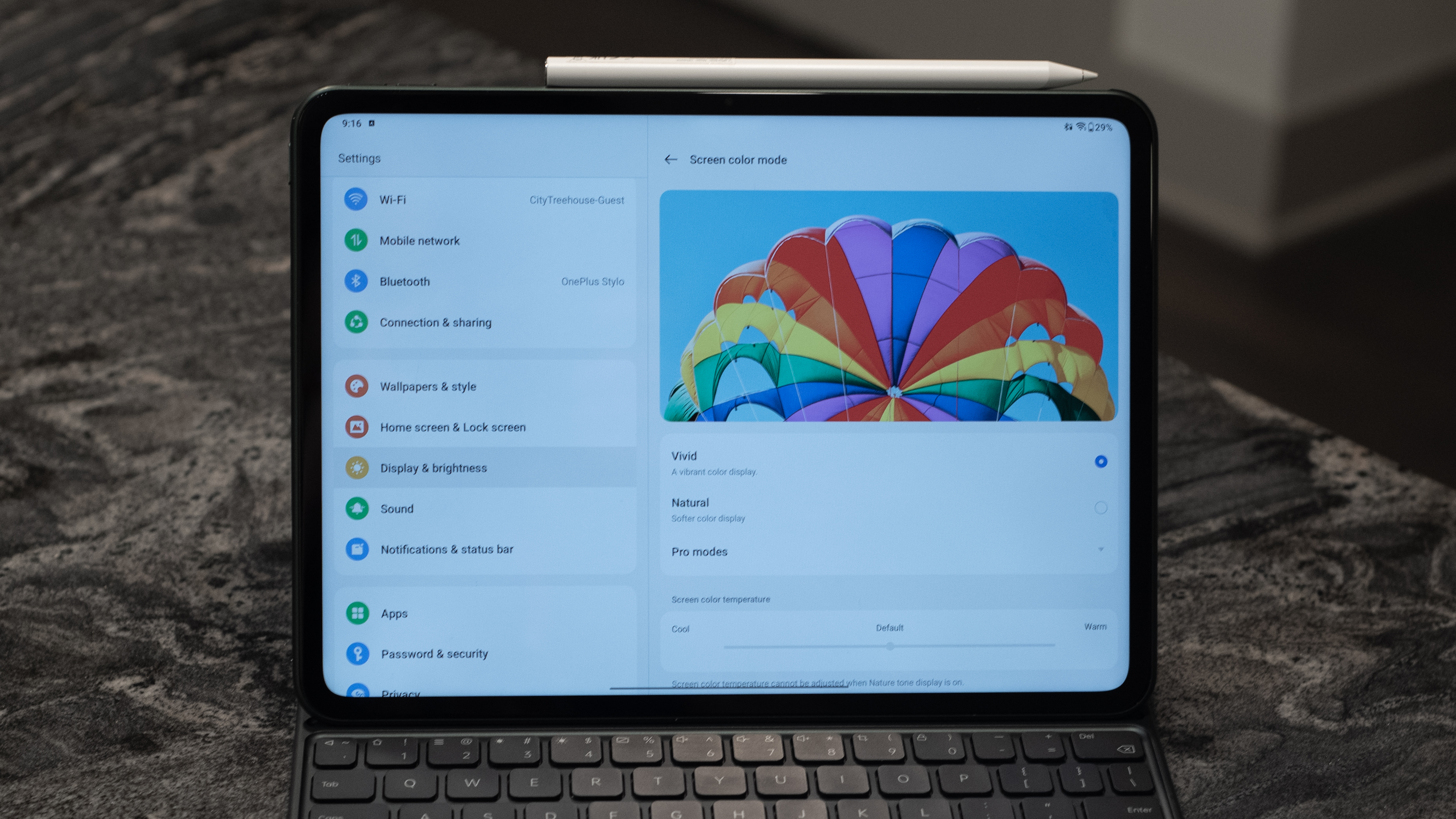 OnePlus Pad with magnetic keyboard and stylo pen