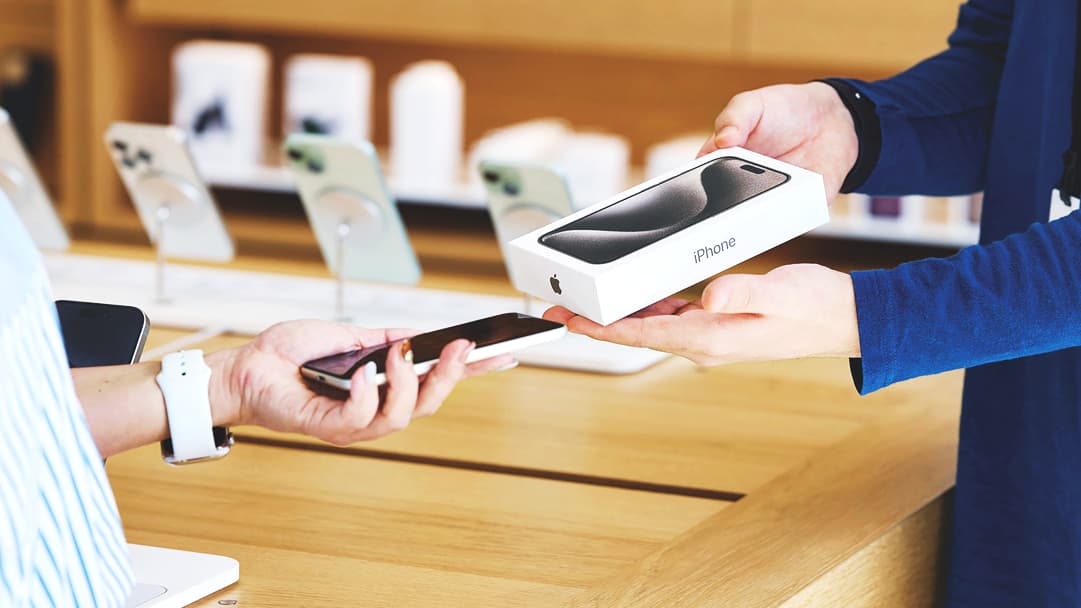 A person trading in an iPhone at an Apple Store.
