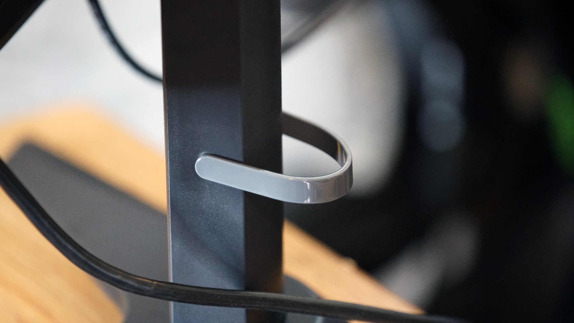 The cable tie of the Lenovo G25-10 gaming monitor