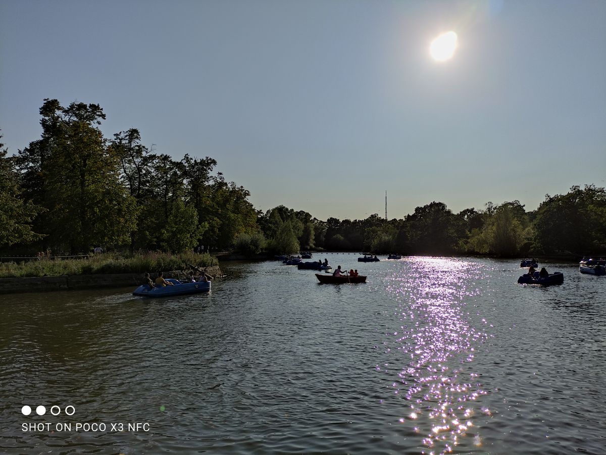 This shot exemplifies perhaps the Poco X3&rsquo;s most serious issue: chromatic aberration. Just look at how purple those sun reflections appear here.