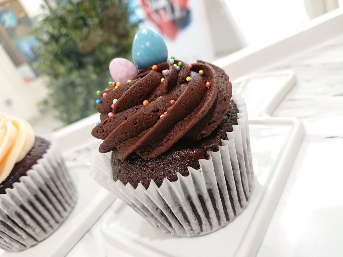 In Bokeh mode you can adjust the blur effect, but here the top of the mini eggs are also blurred