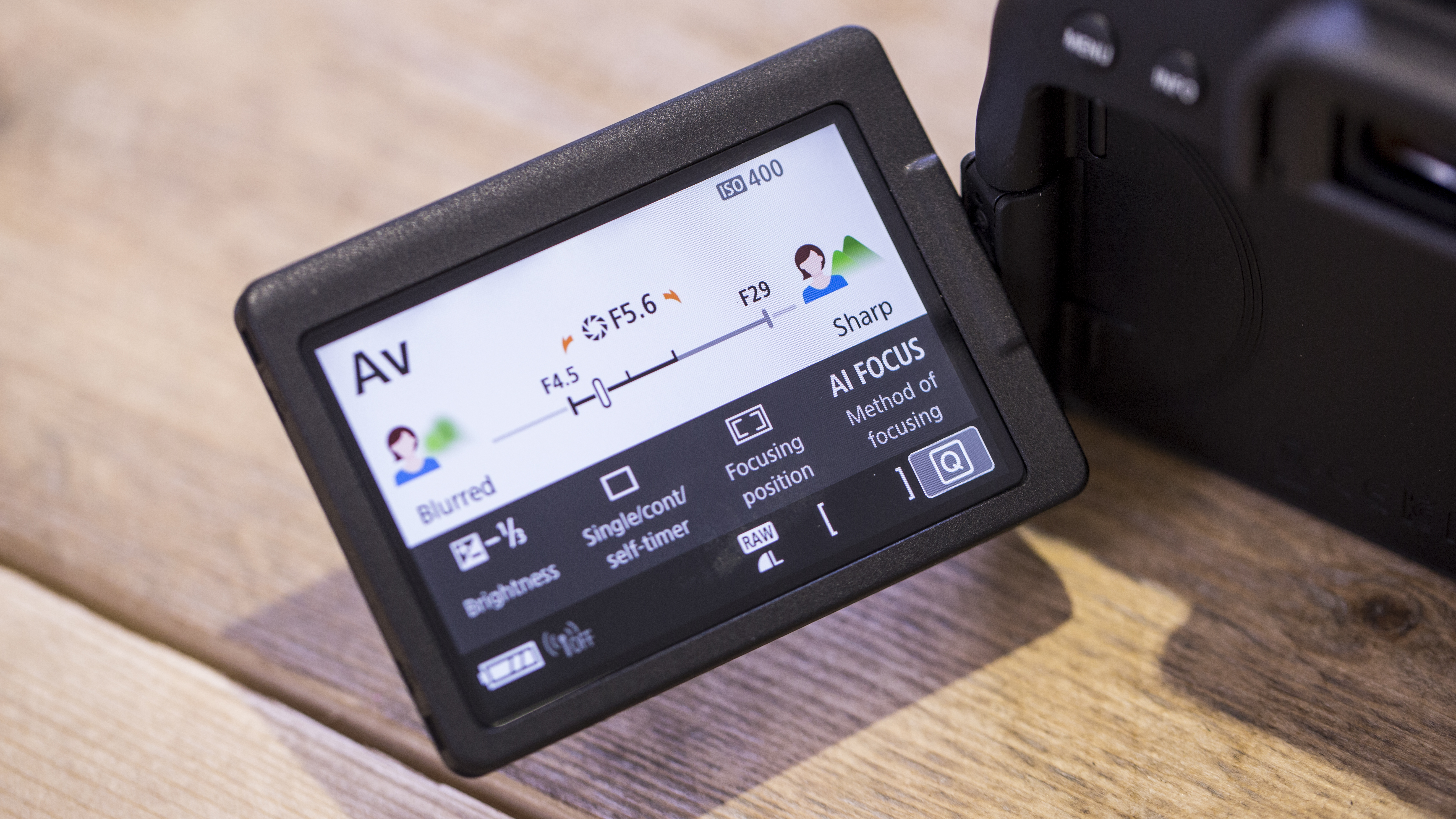 The EOS Rebel T7i / 800D sports a handy guide mode