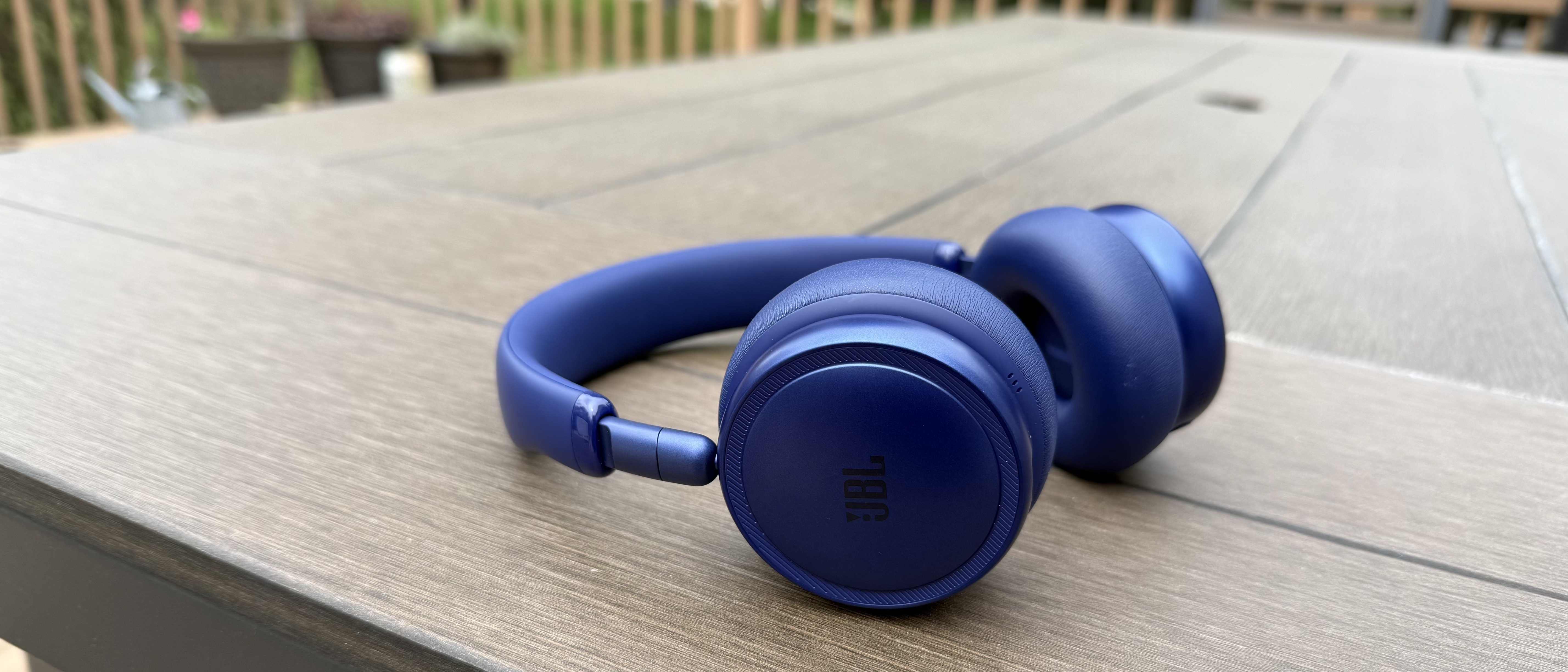 JBL LIve 680NC  HERO