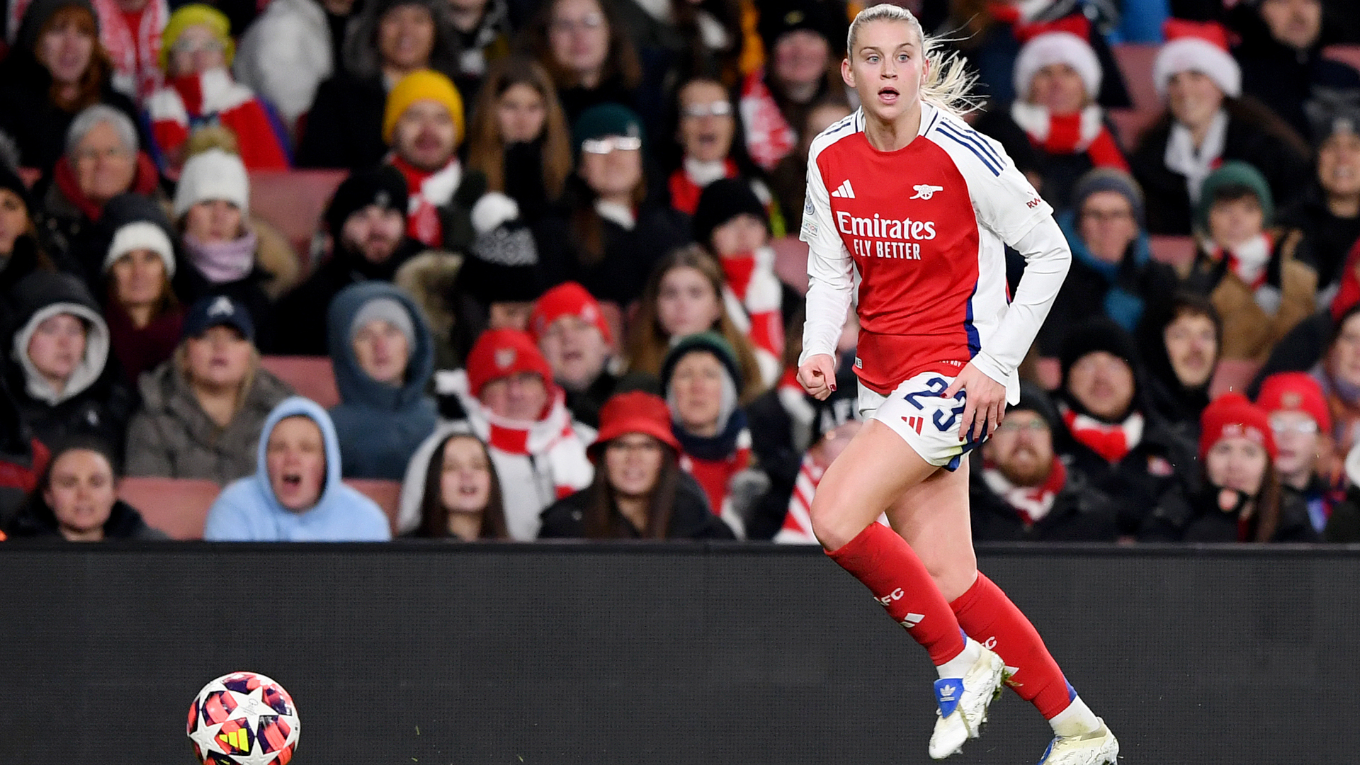 Alessia Russo of Arsenal runs with the ball during the UEFA Women's Champions League match between Arsenal FC and Juventus FC at the Arsenal Stadium on November 21, 2024 in London, England.