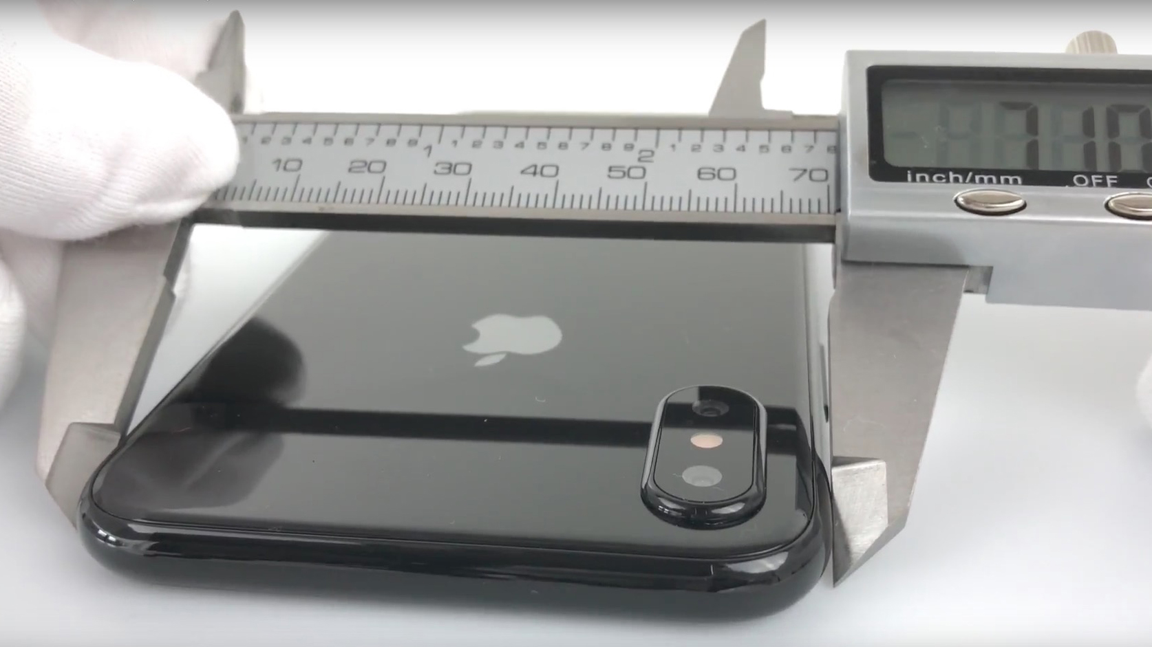 Much smaller than an iPhone 7 Plus The iPhone 8 camera looks ready for its very close-up (Credit: Onleaks/Tiger Mobiles)