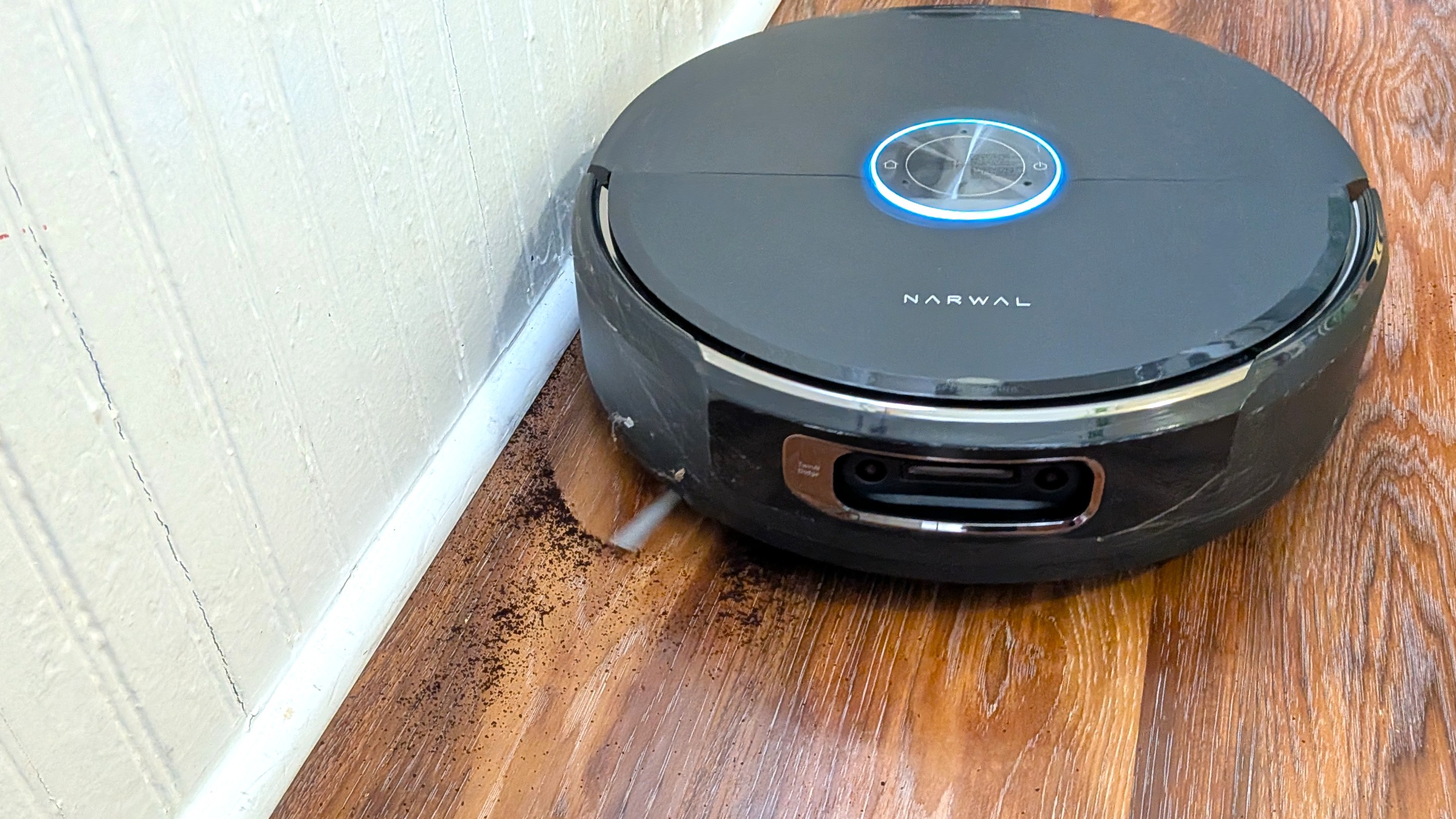 Narwal Flow 2 robot vacuum cleaning soil from the edge of a floor