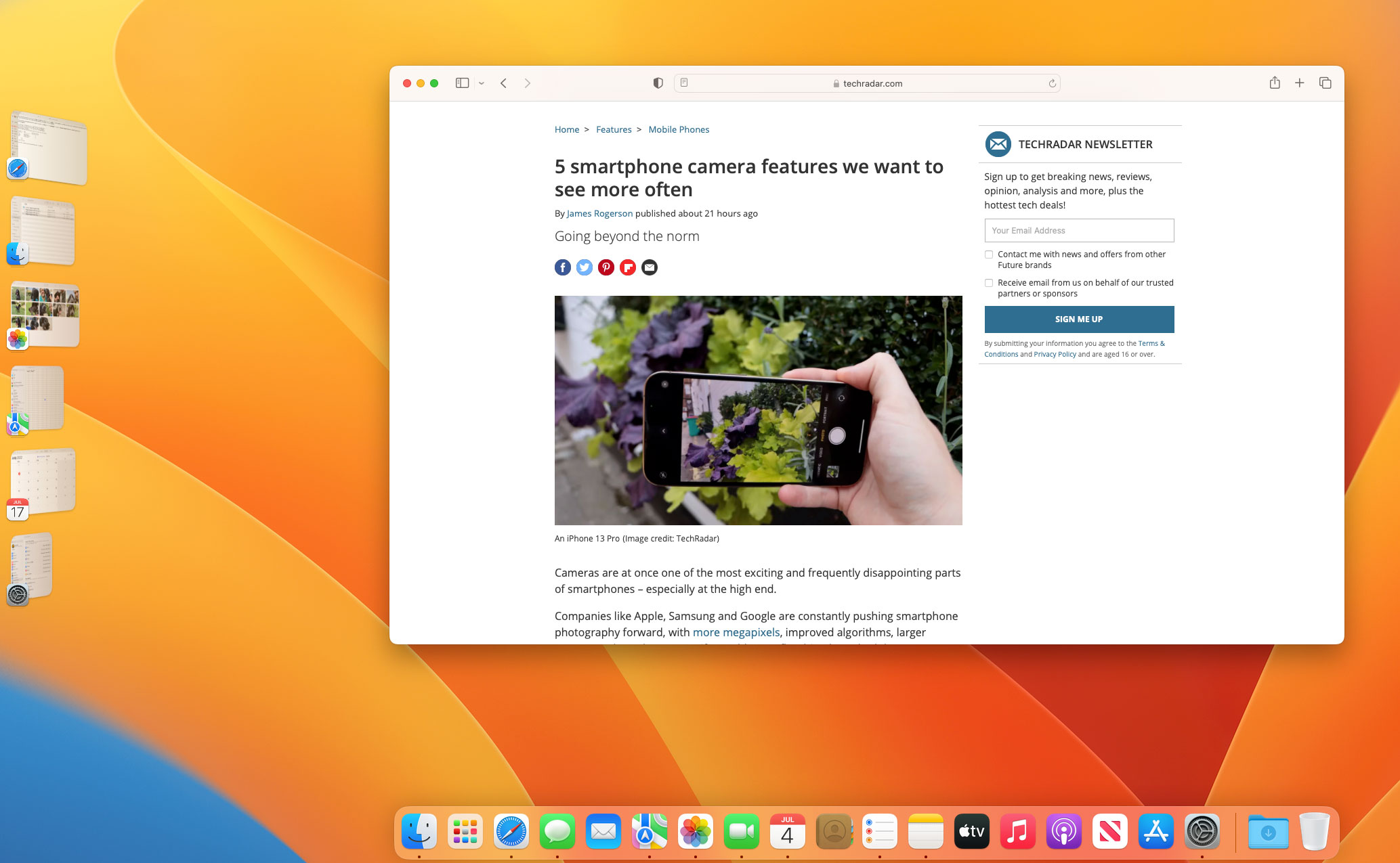 Stage Manager enabled in macOS Ventura, showing a Safari window on the stage.