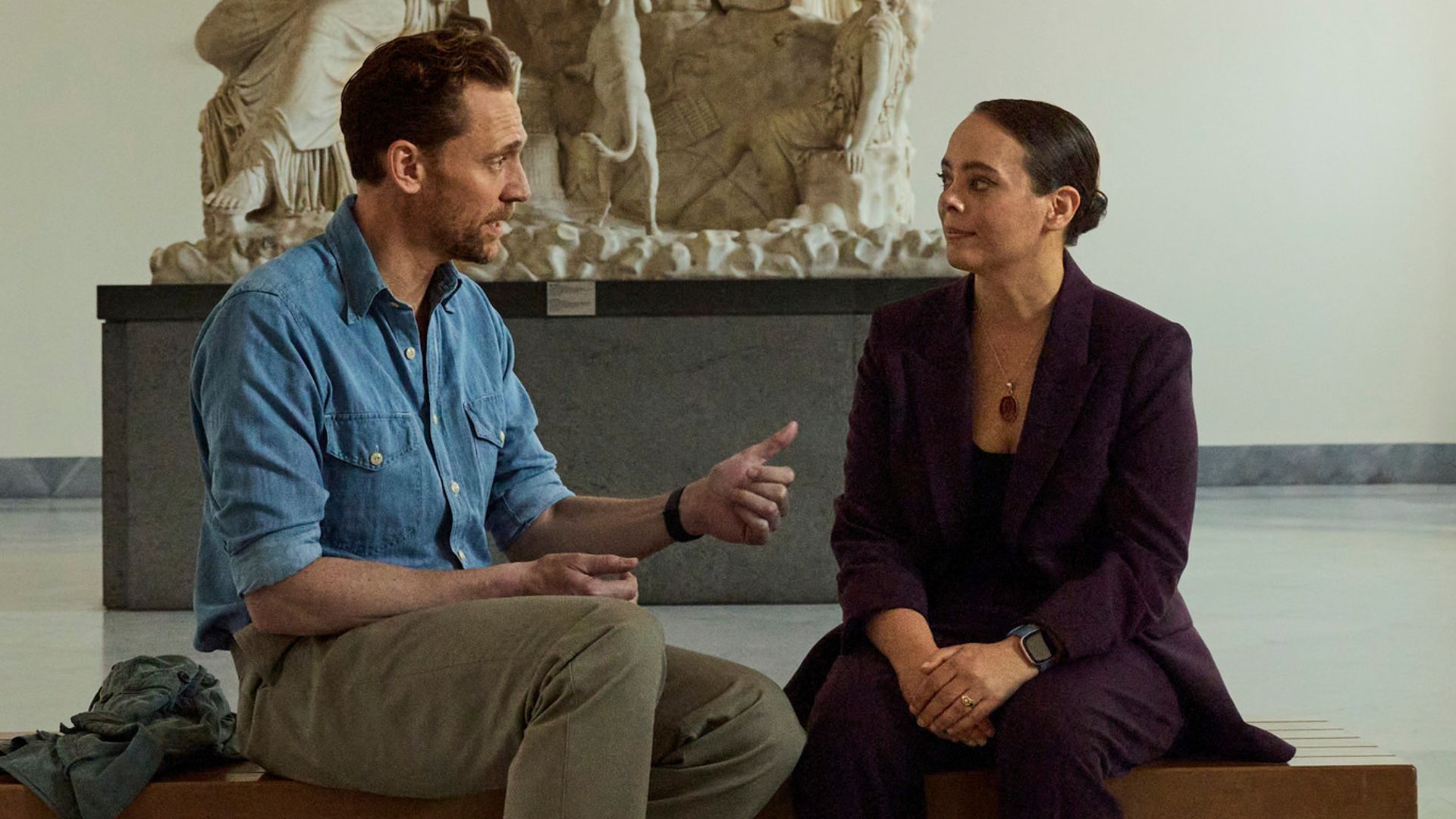 Tom Hiddleston talks to Dr. Sarita Robinson in a museum