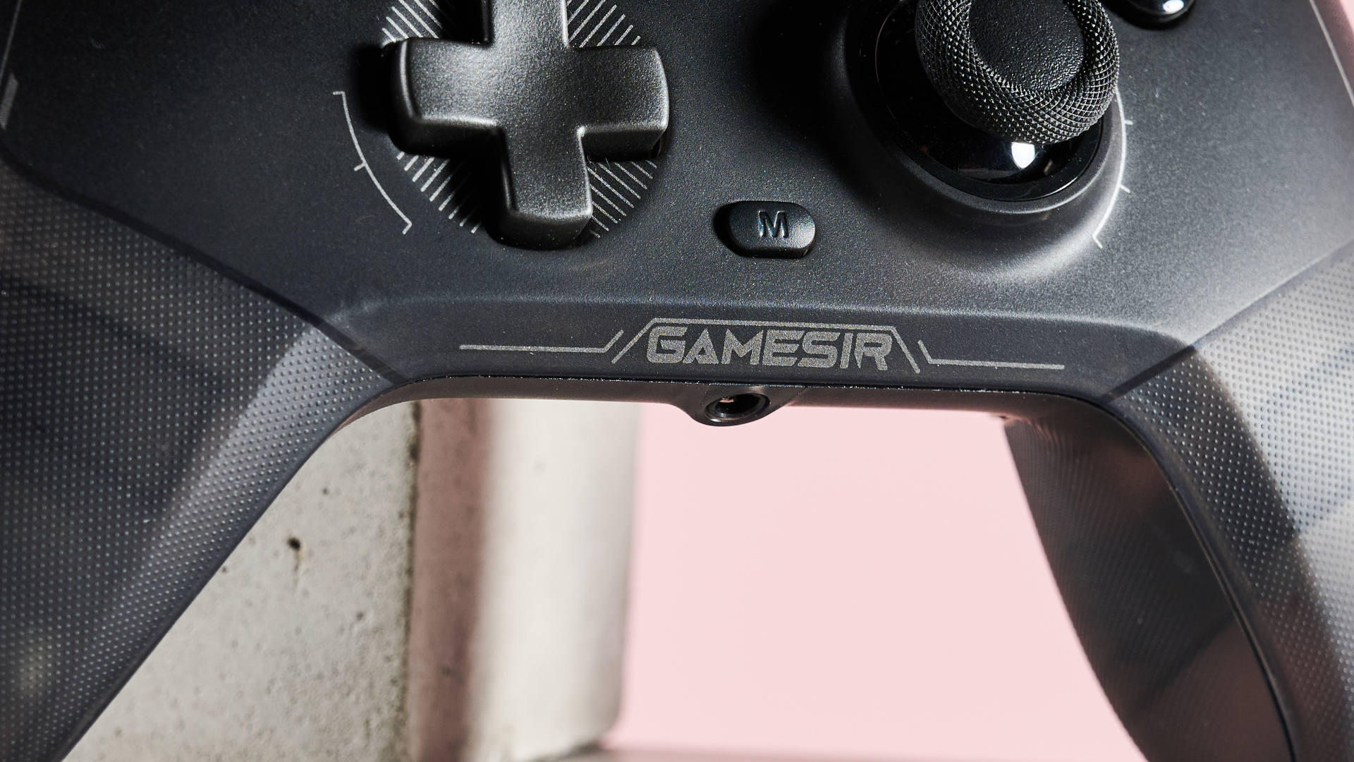 Close-up of D-pad and M button on GameSir Cyclone 2