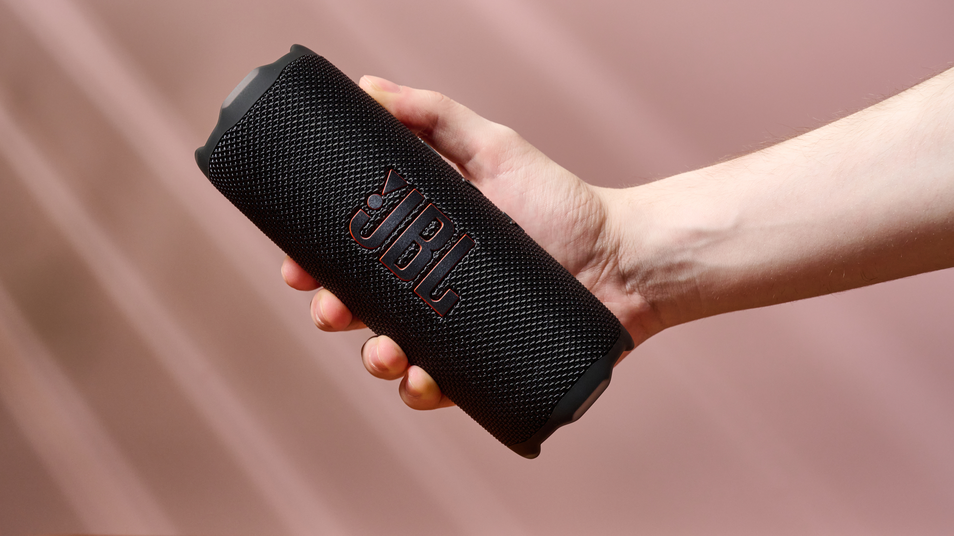 Man holding the JBL Flip 7