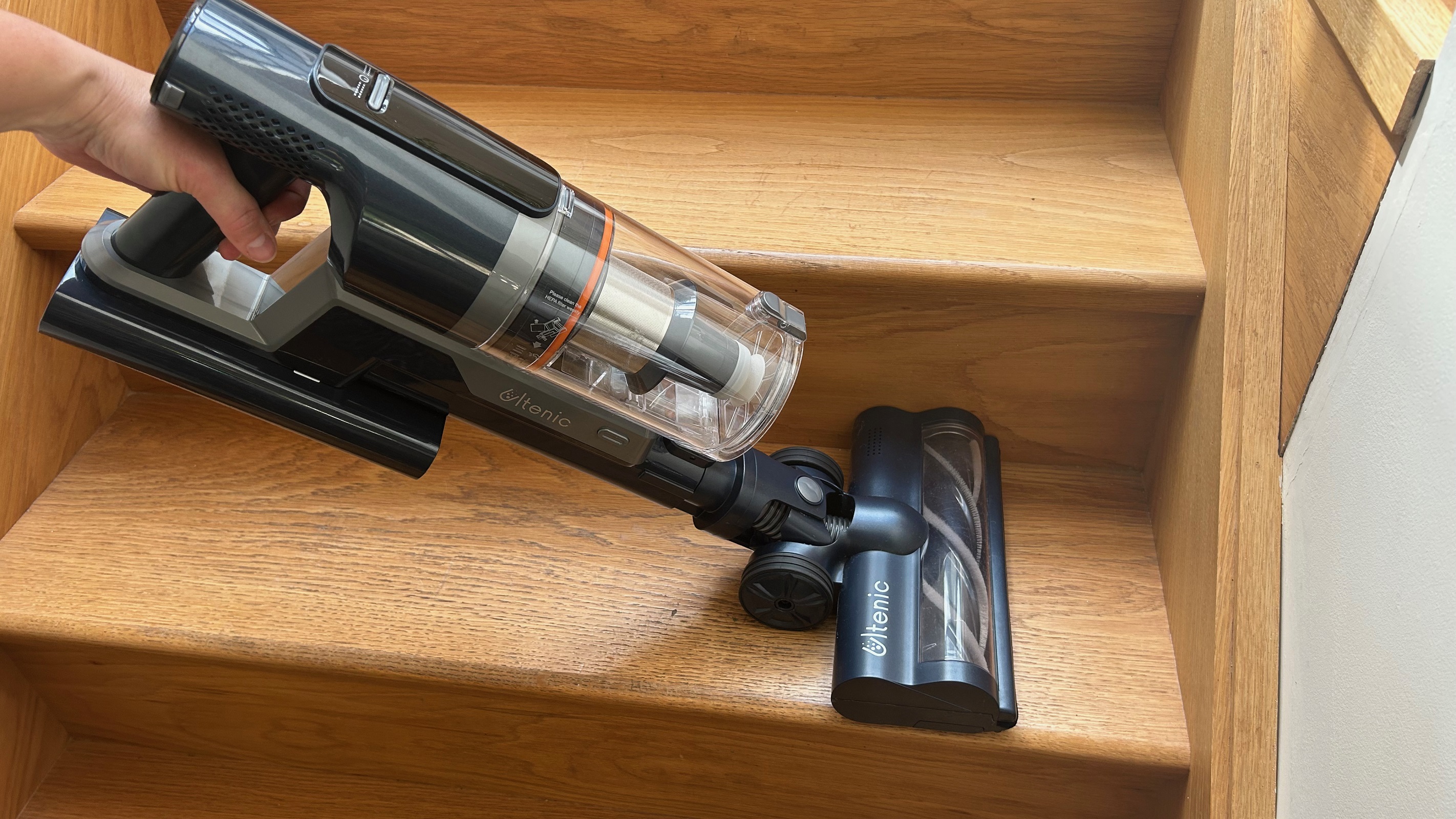 Vacuuming stairs with the ultenic fs1