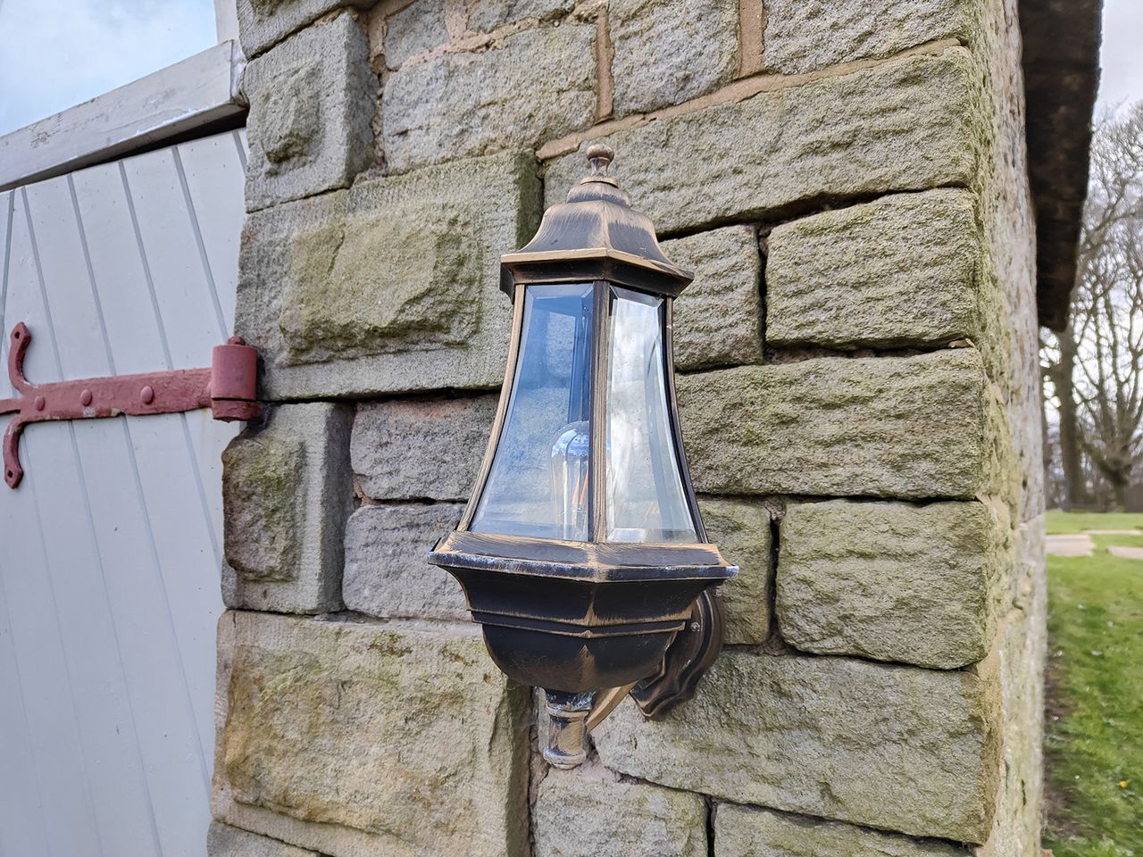 Oppo Find X5 camera sample showing a lamp close up