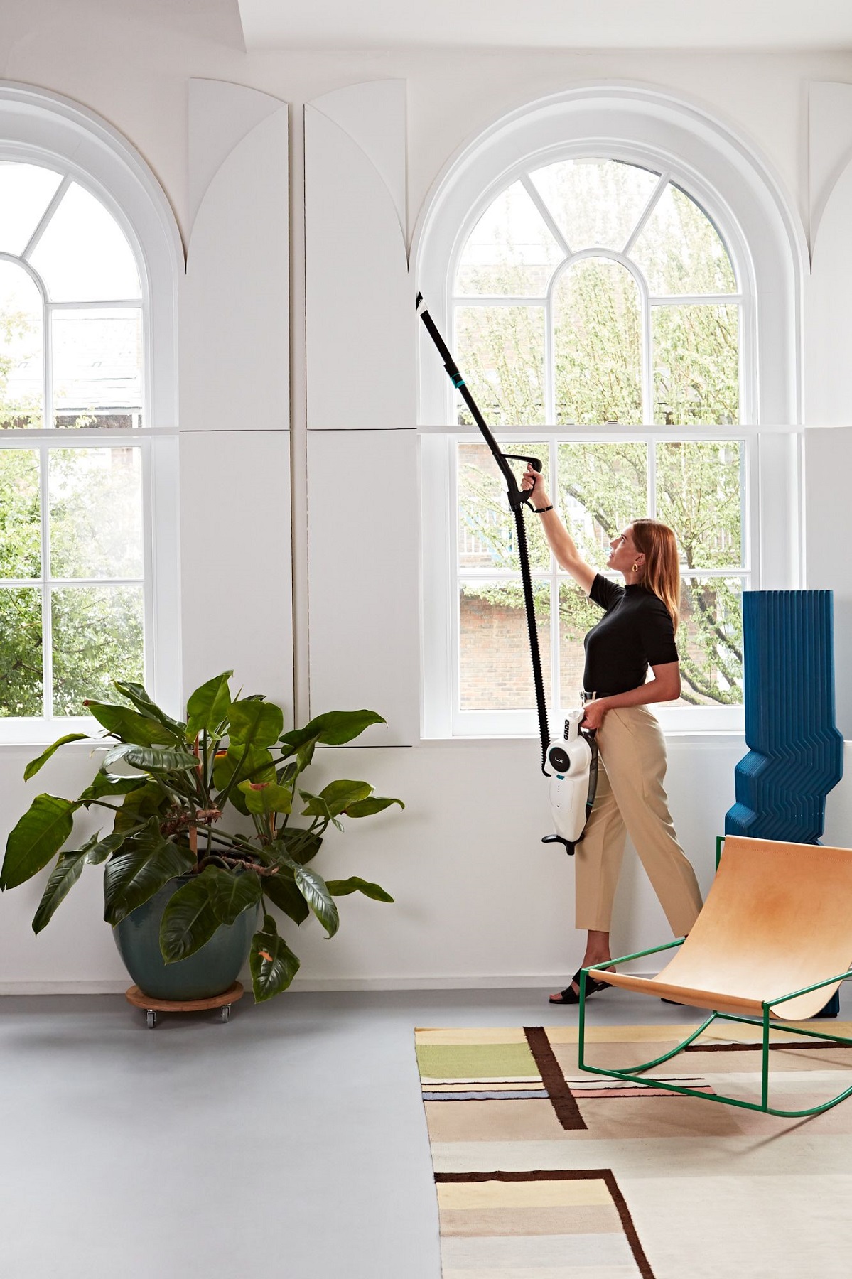 Lupe Hose and Handheld Mode using the dusting brush to clean walls