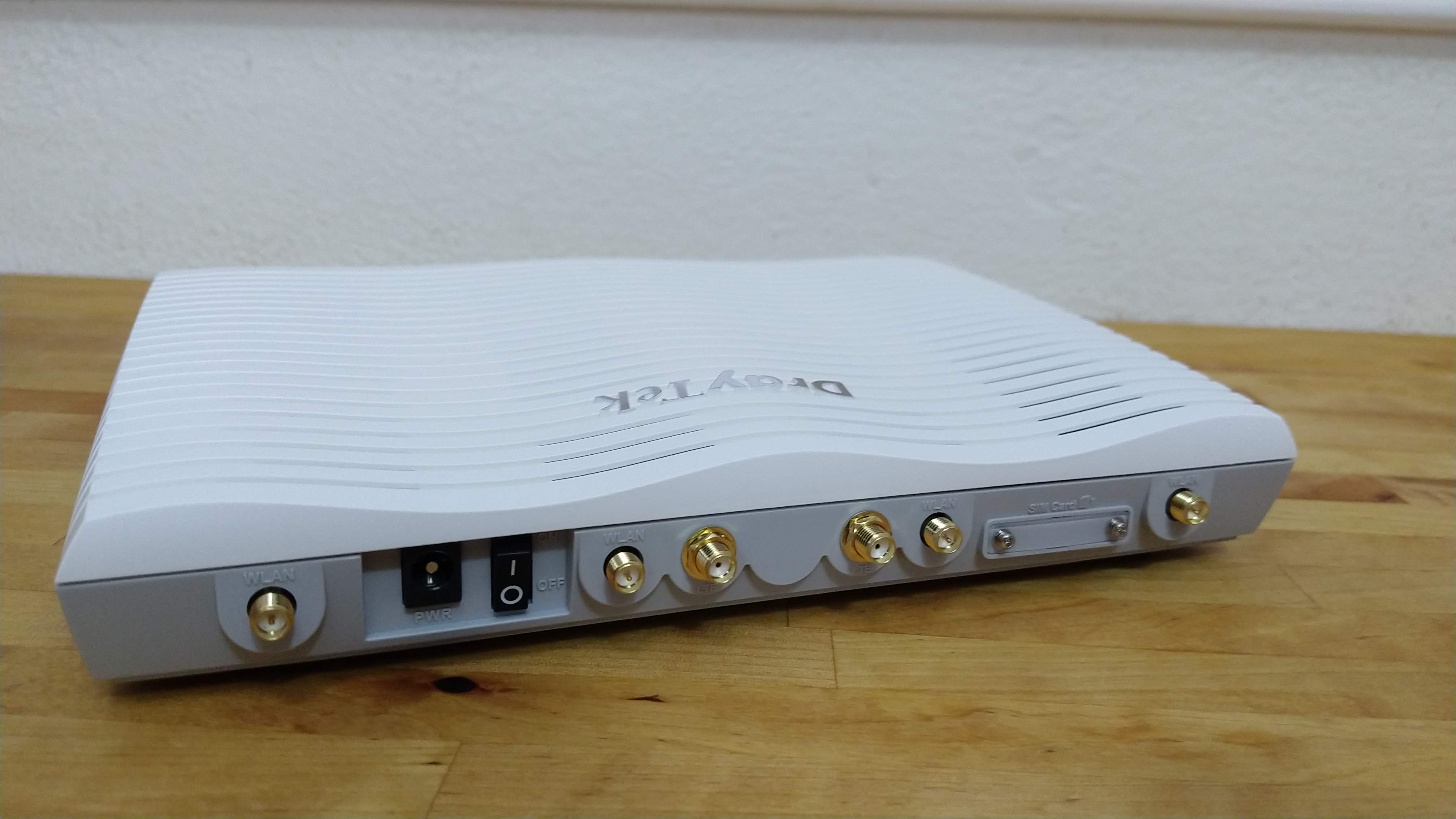 With four removable Wi-Fi antennas, and two 4G antennas, the Vigor2862Lac has versatile wireless connectivity.