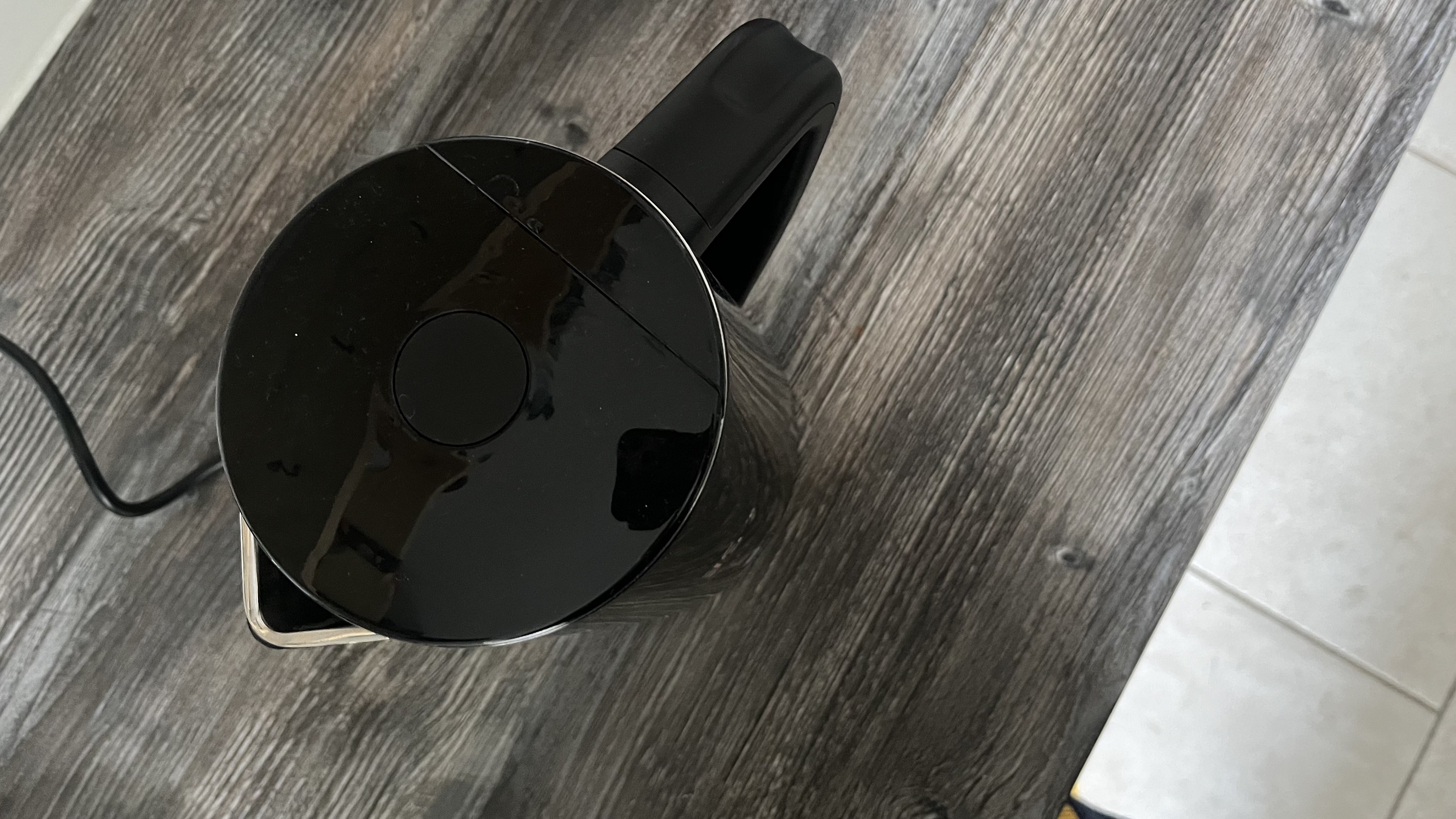 the swan alexa kettle looks like a typical jug kettle