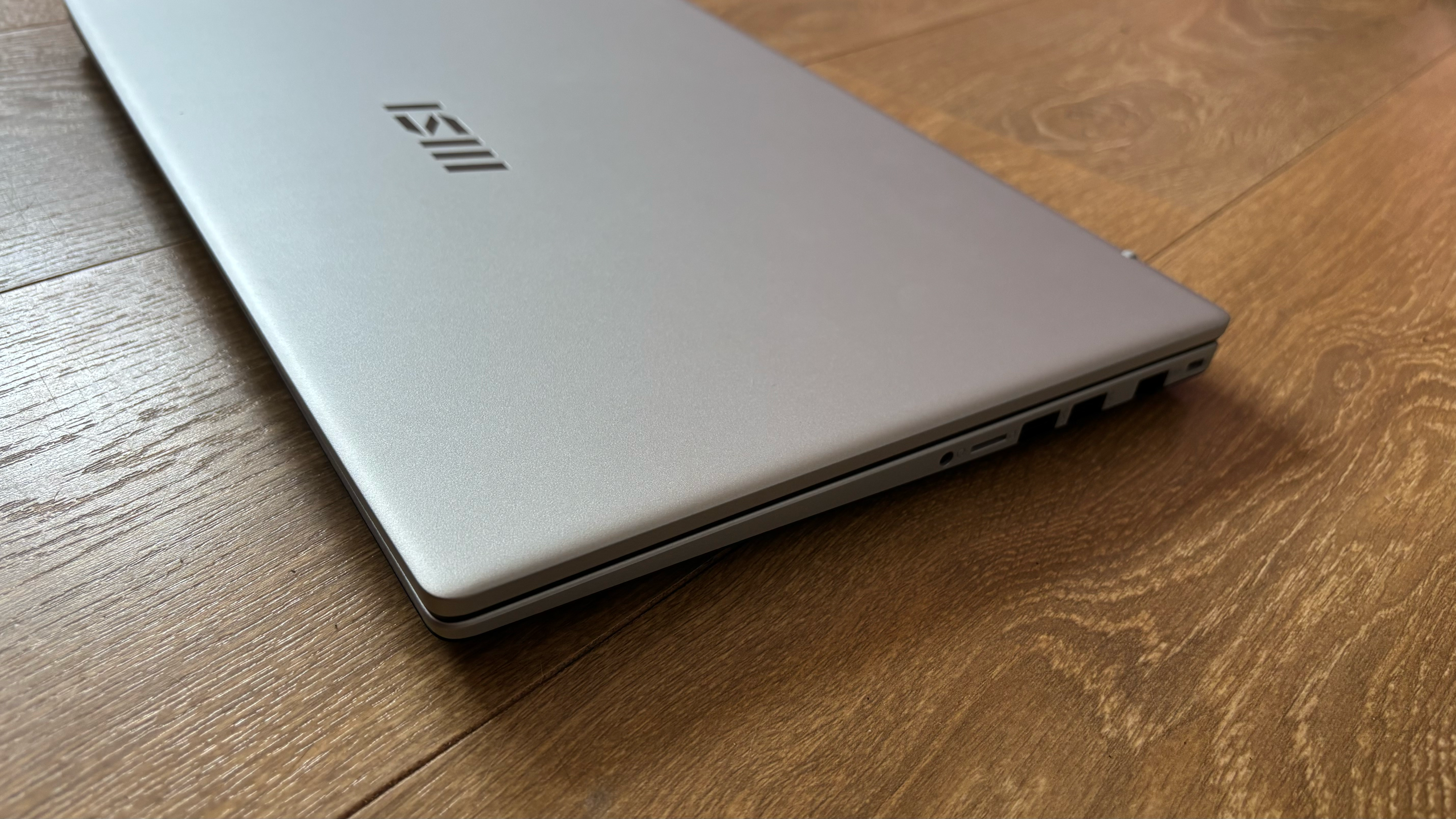 MSI Modern 15 laptop on a wooden desk