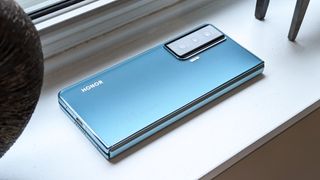 Honor Magic Vs review closed angle window sill