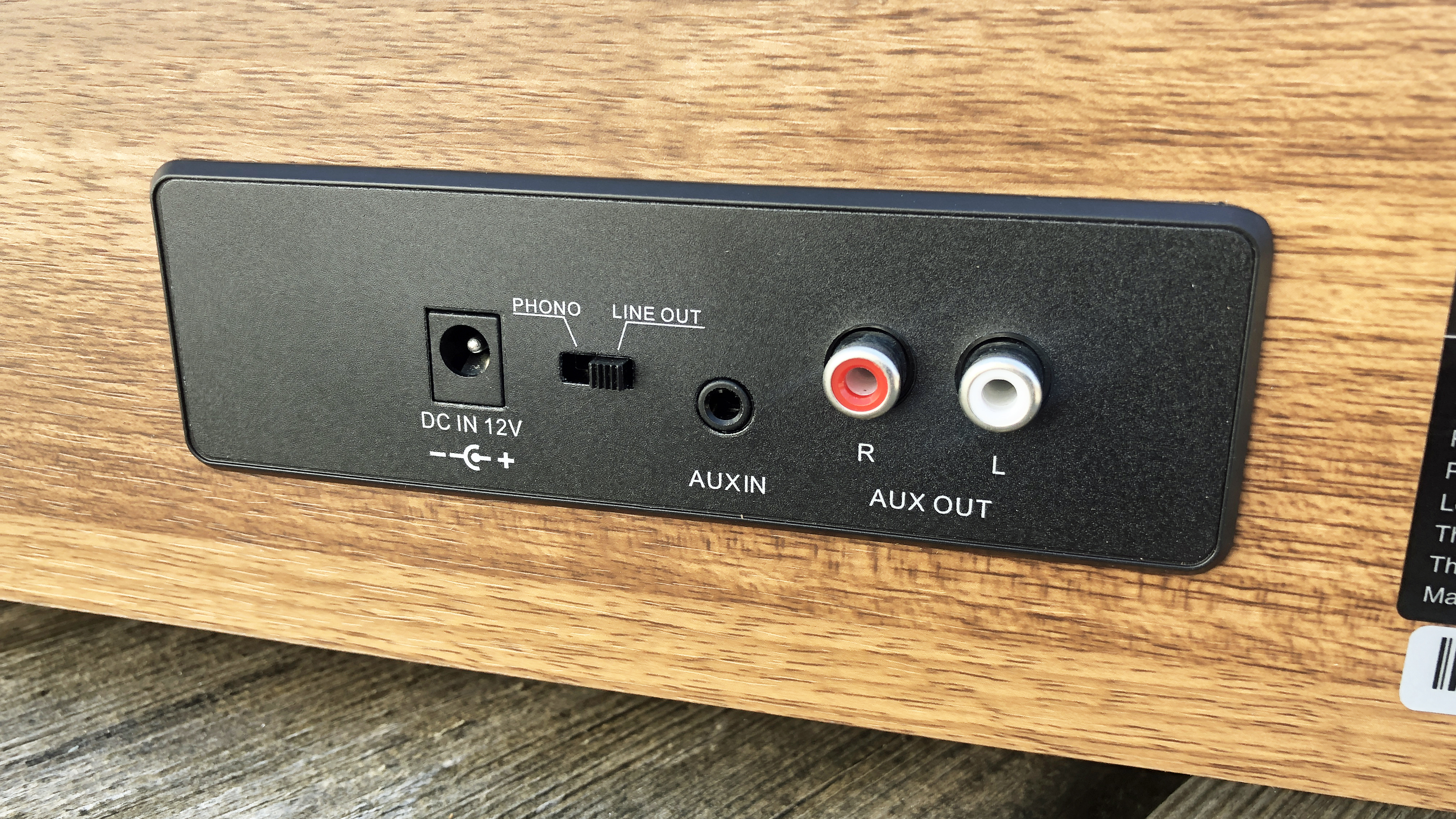 the connectivity options on the lenco ls-410 turntable
