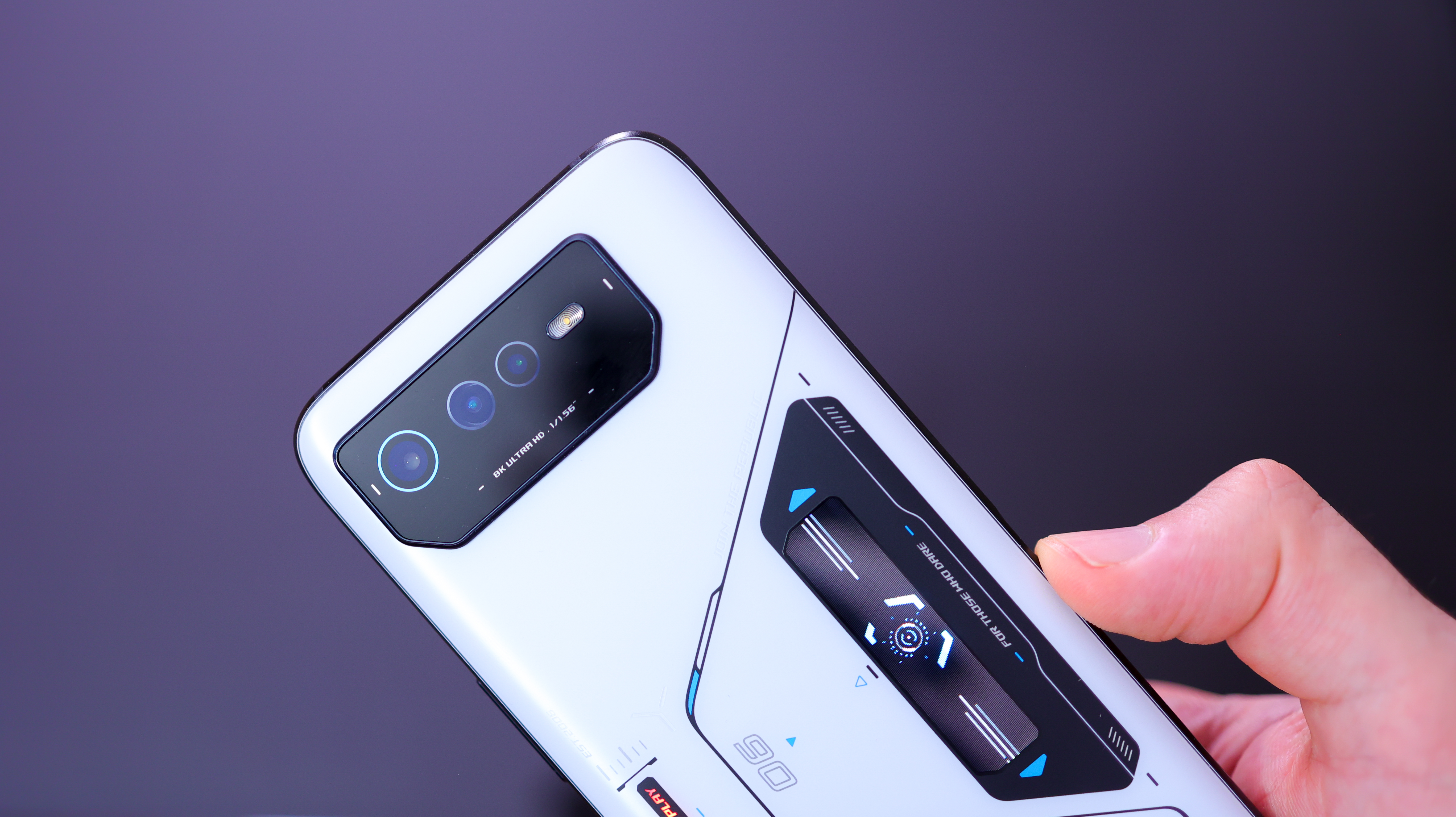 Photo of the Asus ROG Phone 6 &amp;ndash; Pro edition in white