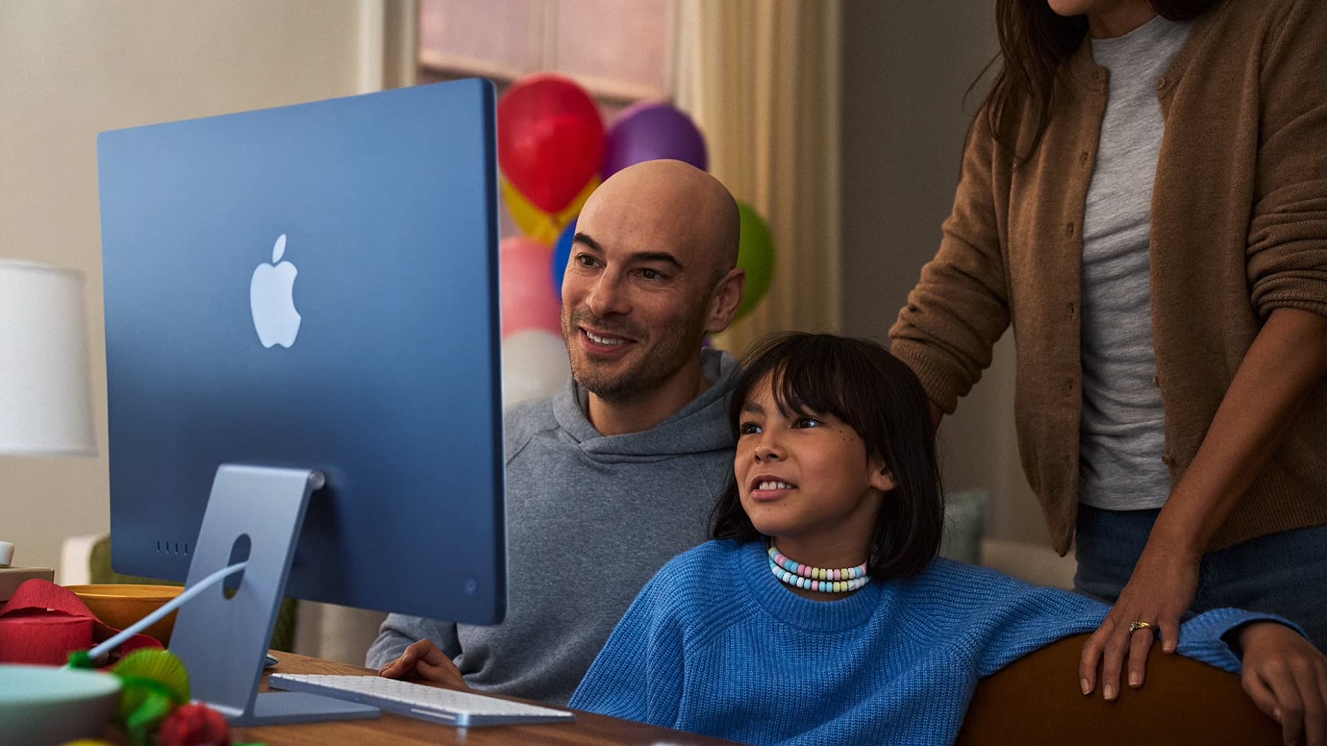 A person uses a Mac.