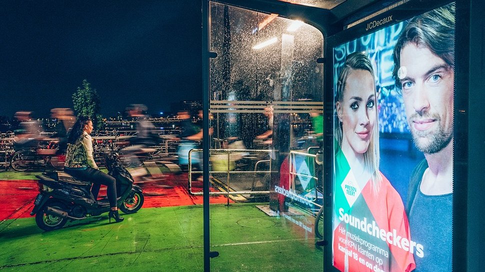An image of digital signage at a bus stop.