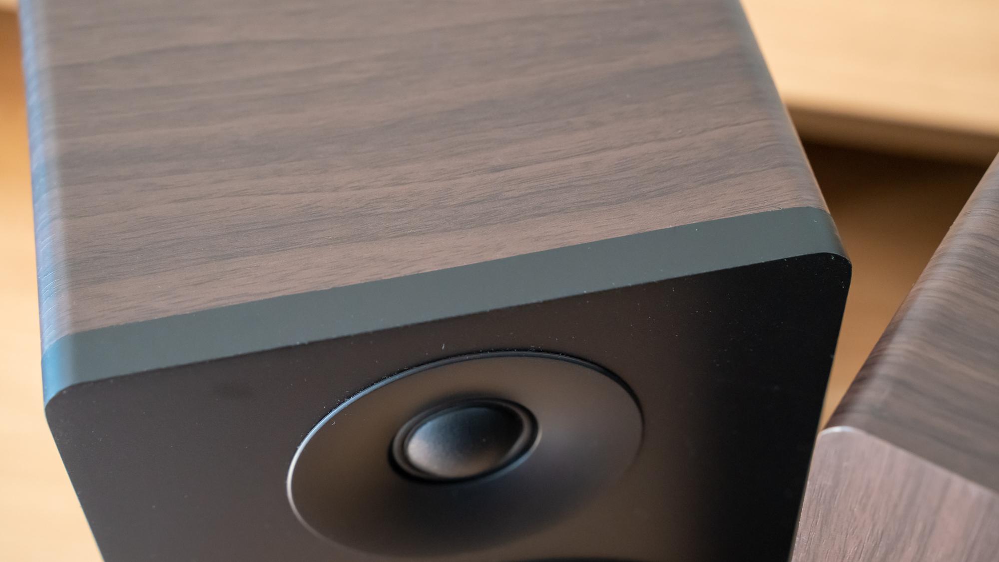 Fluance Ai41 on a wooden desk
