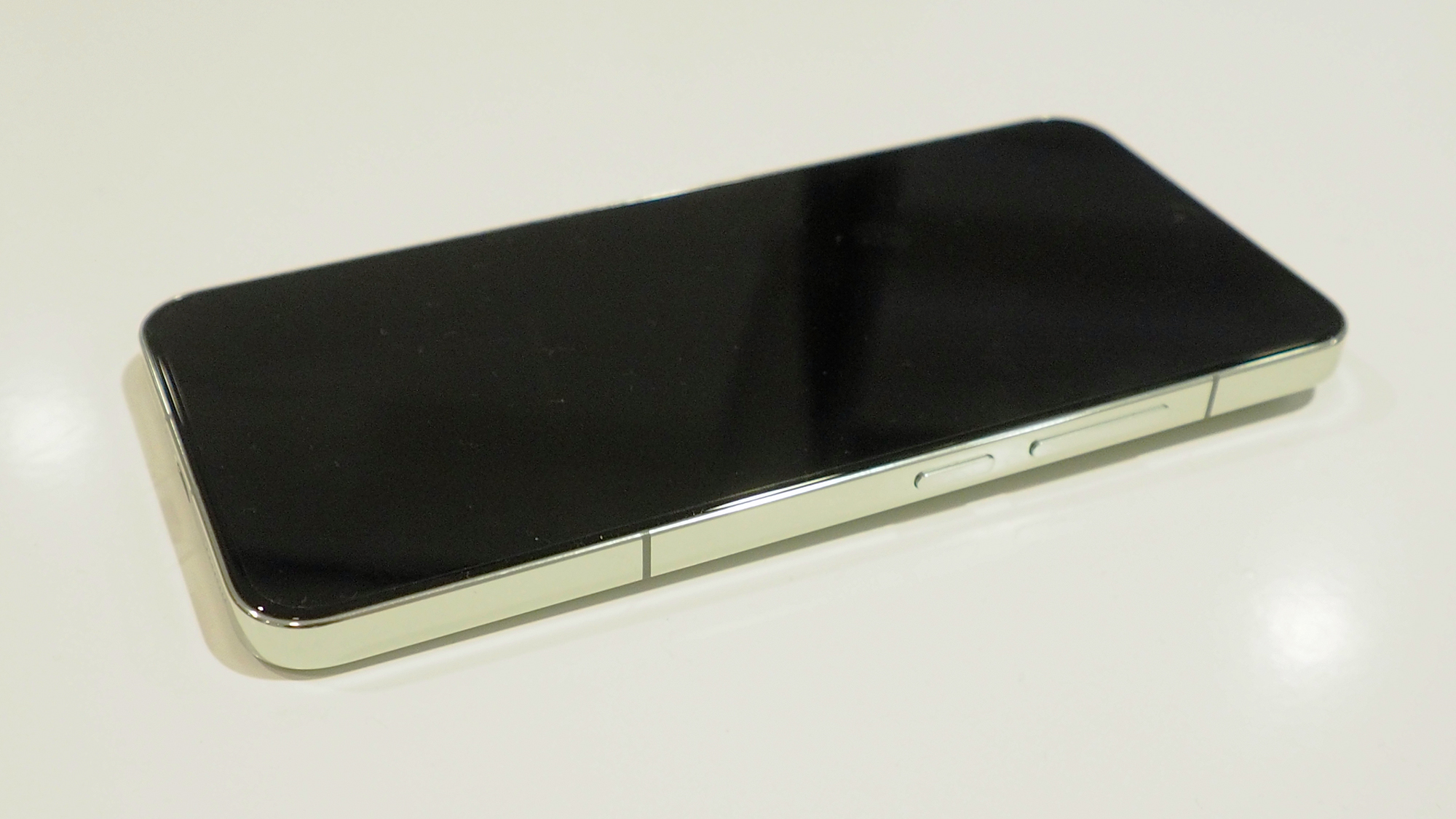 Xiaomi 13 review front angled screen off