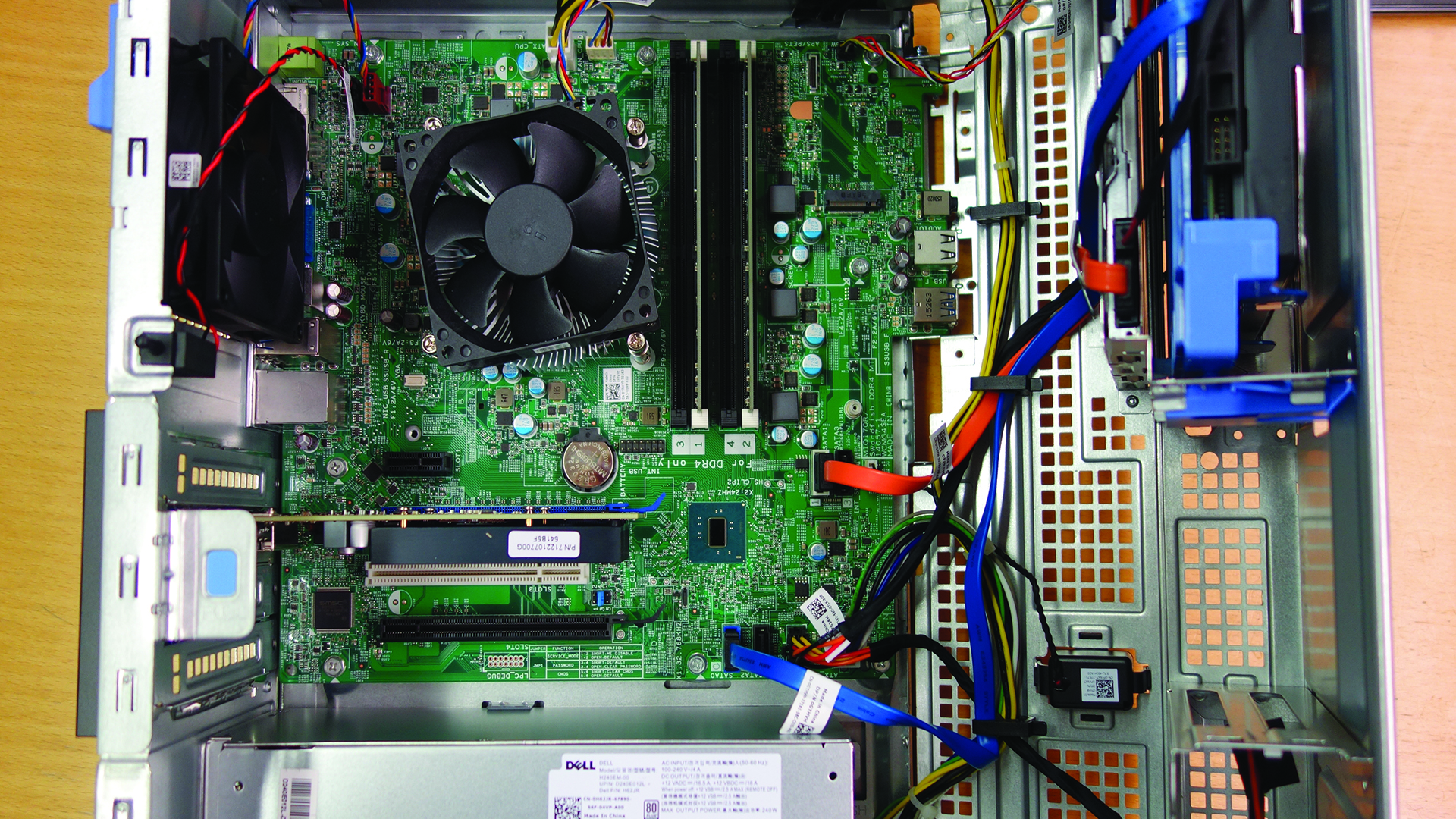 The inside of a SFF Optiplex. Note the odd-shaped PSU, and tight positioning of the PCIe slot. Image: Pascal Volk