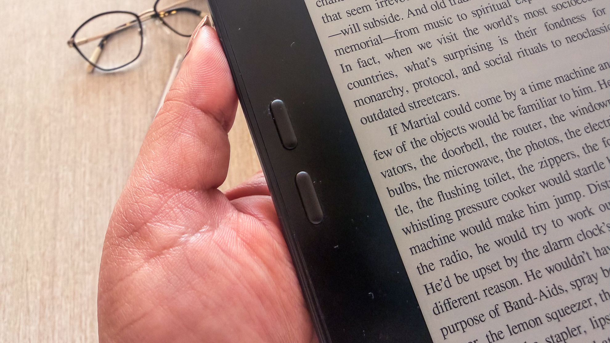 Page-turn buttons on the Boox Go 7 ereader